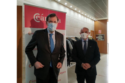 El expresidente del Gobierno Mariano Rajoy junto al presidente de la Cámara de Comercio de Valladolid, Víctor Caramanzana. - E. PRESS