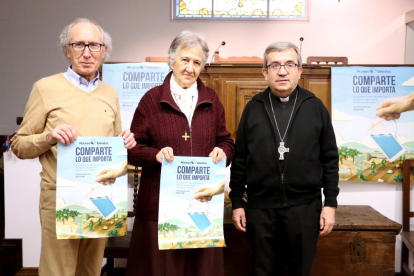 El presidente de Manos Unidas Valladolid, José María Borge (I), presenta la campaña de la organización. Junto a él, la misionera Pilar Basagoiti (C), y el obispo auxiliar de Valladolid, Luis Argüello (D)-ICAL