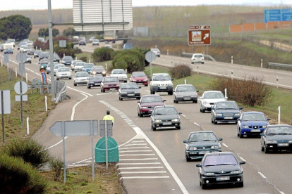 Autovía A-62 a su paso por la urbanización tordesillana de El Montico, en un día de tráfico denso.-El Mundo
