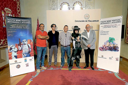 Carnero presenta ayer el ‘Youth Wine Festival’, junto a organizadores y el joven Gonzalo Prada, que practica ‘Cosplay’.-ICAL