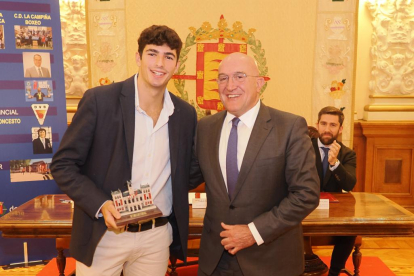 Arturo Coello junto al alcalde Jesús julio Carnero en la entrega de los Premios Valladolid Ciudad Deportiva en el Ayuntamiento de Valladolid. PHOTOGENIC