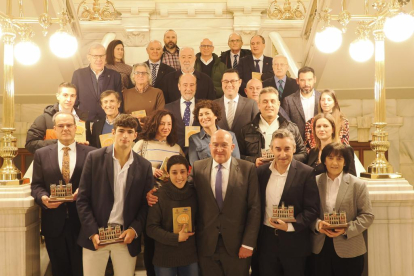 Foto de familia tras la entrega de los Premios Valladolid Ciudad Deportiva en el Ayuntamiento de Valladolid. PHOTOGENIC