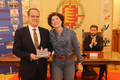Cayetano Cifuentes junto a Mayte Martínez en la entrega de los Premios Valladolid Ciudad Deportiva en el Ayuntamiento de Valladolid. / PHOTOGENIC