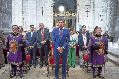 El equipo de gobierno del Ayuntamiento de Valladolid con Óscar Puente al frente con e bastón de primer regidor.-M. A. SANTOS