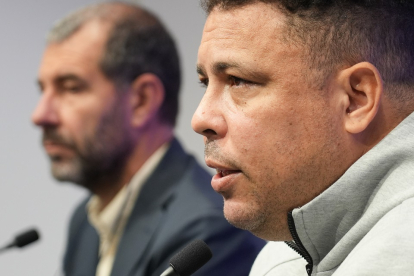 Ronaldo, junto a su escudero Espinar, en la rueda de prensa anual tras el descenso del Real Valladolid. / J. M. LOSTAU