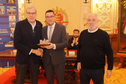 Óscar Castañeda y Samuel Puente con el diputado Javier González en la entrega de los Premios Valladolid Ciudad Deportiva en el Ayuntamiento de Valladolid. PHOTOGENIC