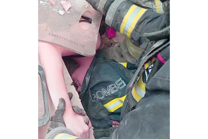 La joven herida permaneció en contacto con los bomberos hasta su rescate.-I.L.M.