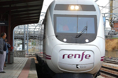 Tren de Renfe llegando a una estación. E.M.