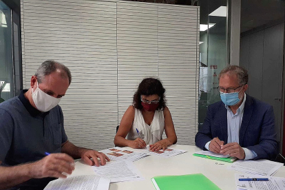 El concejal de Planteamiento Urbanístico y Vivienda, Manuel Saravia, en la firma de los nuevos contratos de Alva . E.M.