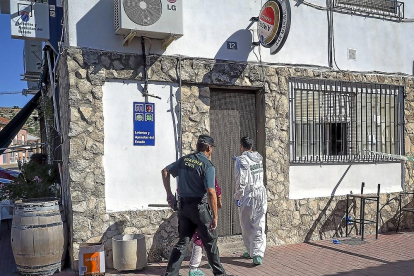 Dos miembros de la Guardia Civil entran en el establecimiento después del tiroteo.-MIGUEL ÁNGEL SANTOS / PHOTOGENIC