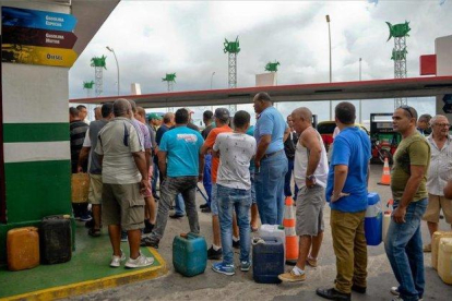 Ciudadanos haciendo fila para conseguir combustibles en Cuba.-AFP