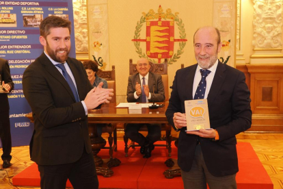 Francisco Blanco y José María Valentín-Gamazo en la entrega de los Premios Valladolid Ciudad Deportiva en el Ayuntamiento de Valladolid. PHOTOGENIC