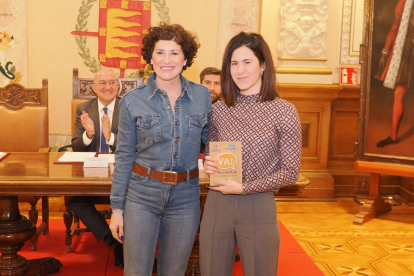 Mayte Martínez junto a la hermana de David franco en la entrega de los Premios Valladolid Ciudad Deportiva en el Ayuntamiento de Valladolid. PHOTOGENIC