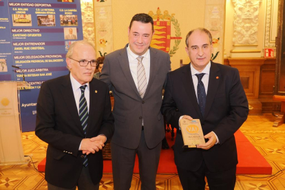 Marcelino Maté y Manuel heredia junto al diputado Javier González en la entrega de los Premios Valladolid Ciudad Deportiva en el Ayuntamiento de Valladolid. PHOTOGENIC