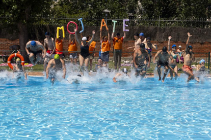 Celebración "Mójate por la Esclerosis Múltiple" en la piscina Juan de Austria.- PHOTOGENIC