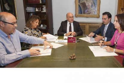 Salvador Arpa, Teresa López, Jesús Julio Carnero, Guzmán Gómez y Pilar Vicente, en la firma del pacto.-E. M.