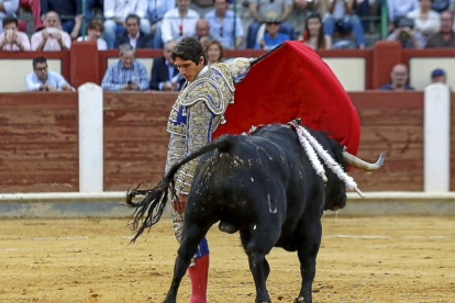 Sebastián Catella ejecuta un pase cambiado por la espalda con la muleta.-Miguel Ángel Santos