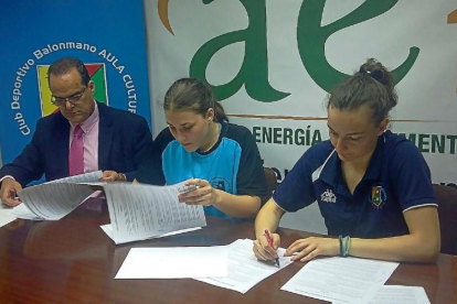 Cayetano Cifuentes, Ángela Nieto y Teresa Álvarez firman los contratos-EL MUNDO