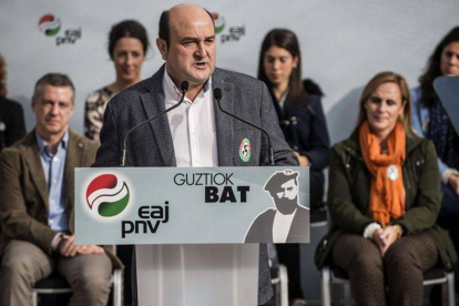 El presidente del PNV, Andoni Ortuzar, ha asegurado hoy que las condiciones para cambiar el modelo de Estado son "propicias" en España porque no hay "ruido de sables, ni de goma 2".-Foto: MIGUEL TOÑA / EFE
