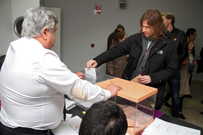 El secretario general de Podemos en Castilla y León, Pablo Fernández, deposita su voto en la capital leonesa-ICAL