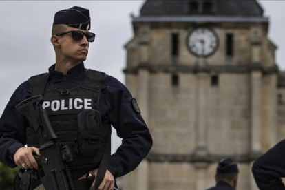 Un policía vigila los alrededores de la iglesia de Saint-Etienne-du-Rouvray (Normandía), un día después del atentado yihadista que se atribuyó el Estado Islámico, el 27 de julio.-EFE / IAN LANGSDON