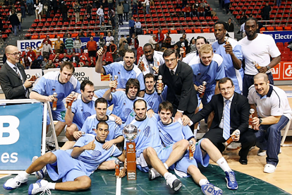Los vallisoletanos Paco García y Roberto Morentin (entre círculos) posan con la Copa Princesa lograda en Zaragoza en 2008. EL MUNDO
