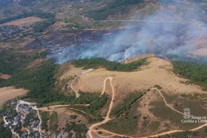 El incendio se une al que se originió el pasado lunes en la Sierra de La Cabrera y que que lleva arrasadas ya más de 8.000 hectáreas.-E.P.