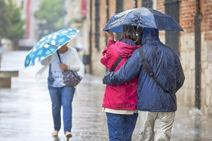 Viandantes pasean bajo la lluvia en Valladolid en una fotografía de archivo.- E. M.