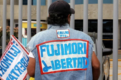 Un manifestante lleva adherido a su ropa un mensaje en el que pide la libertad de Fujimori, este sábado, en Lima.-REUTERS