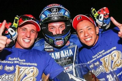 Pol Espargaró, Alex Lowes y Katsuyuki Nakasuyga celebran la victoria en las 8 Horas de Suzuka.-EL PERIÓDICO