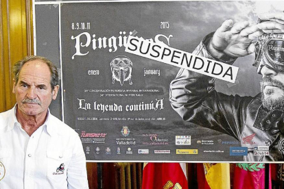 Mariano Parellada junto al cartel de suspensión de Pingüinos el pasado 17 de octubre en el Ayuntamiento-J.M.Lostau