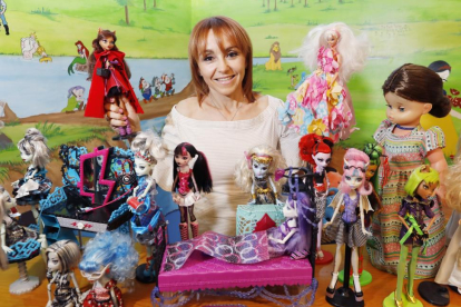 Elena Cabezas posa en su salón de belleza con un muestrario de muñecas.-J.M. LOSTAU