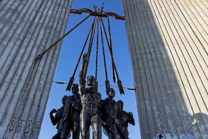 Conjunto escultórico y estructura de hormigón con el yugo y las flechas, ayer en el Cerro de San Cristóbal.-Miguel Ángel Santos