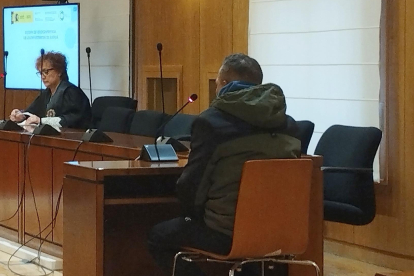 El acusado, de espaldas, durante el juicio por pasar billetes falsos de 20 euros en establecimientos de hostelería.- EUROPA PRESS