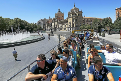 El autobús turístico de Valladolid a su paso por la Plaza Zorrilla.-J.M. LOSTAU