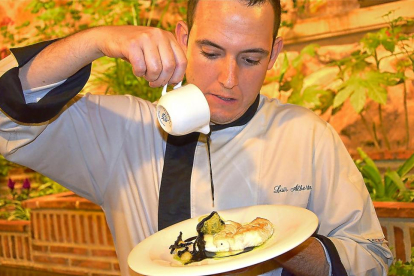 Luis Alberto Simón termina un plato en la sala del restaurante.-R. F