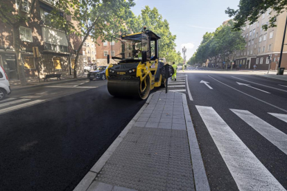 Obras de asfaltado entre el Corte Inglés y la avenida Medina del Campo en Paseo Zorrilla.- PHOTOGENIC