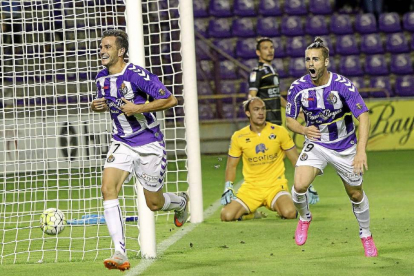 Juan Villar y Rodri celebran el primer gol contra el Alcorcón.-J. M. Lostau