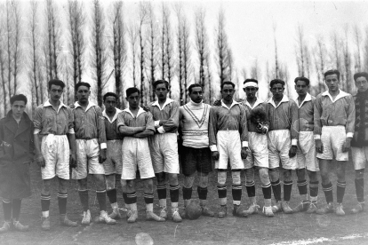 Academia de Caballería, primer equipo vallisoletano en tomar parte en una gran competición, la Copa de España de 1911. / ARCHIVO CABALLERÍA/ J. M. ORTEGA