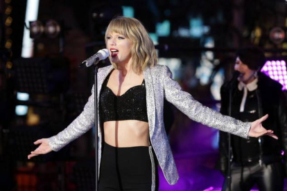 Taylor Swift, durante una actuación en Nueva York.-Foto: EFE / JASON SZENES