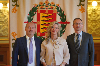 Los concejales de VOX Alberto Cuadrado, Irene Carvajal y Víctor Martín. E. M.