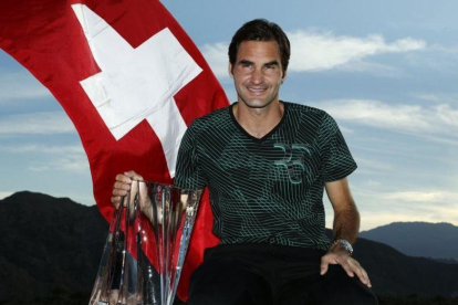 Federer posa para los fotógrafos con el trofeo de Indian Wells y la bandera suiza-PAUL BUCK / EFE