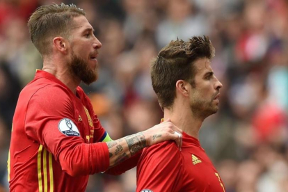 Piqué con Ramos tras marcar el gol de España.-AFP / NICOLAS TUCAT