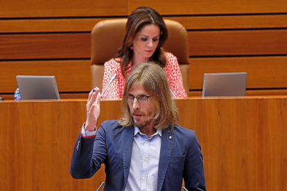 El portavoz de Podemos, Pablo Fernández, ayer durante el Debate sobre el estado de la Comunidad.-J. M. LOSTAU