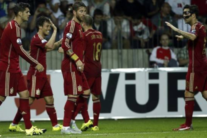 Los jugadores españoles felicitan a David Silva tras el 0-1.-EFE