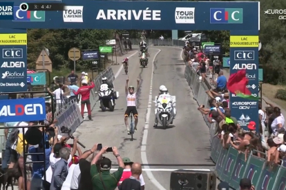 Iván Romeo señala el cielo tras ganar la quinta etapa del Tour del Porvenir. / EL MUNDO