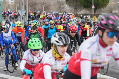 Marcha ciclista en homenaje de Estela Domínguez. / J. M. LOSTAU