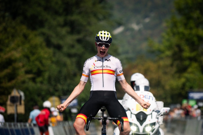 Iván Romeo antes de cruzar la meta vencedor de la quinta etapa del Tour del Porvenir. / EL MUNDO