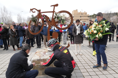 Marcha ciclista en homenaje de Estela Domínguez. / J. M. LOSTAU