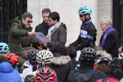 Marcha ciclista en homenaje de Estela Domínguez. / J. M. LOSTAU